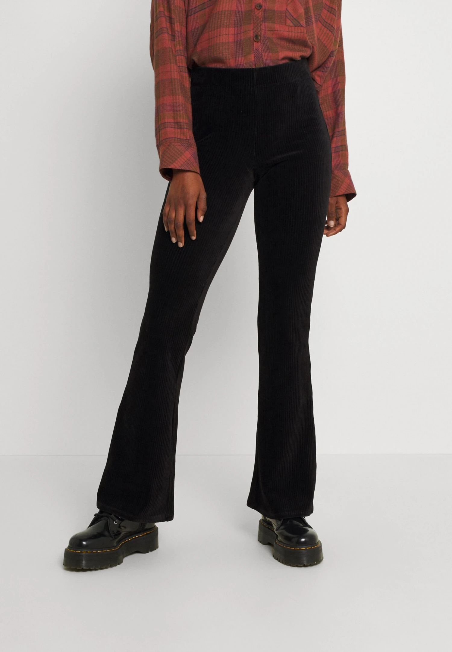 ONLY ONLFENJA LIFE FLARED PANT - Spodnie Materiałowe - Black