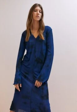 Mads N酶rgaard HATHENA DRESS - Sukienka Z D偶erseju - Estate Blue