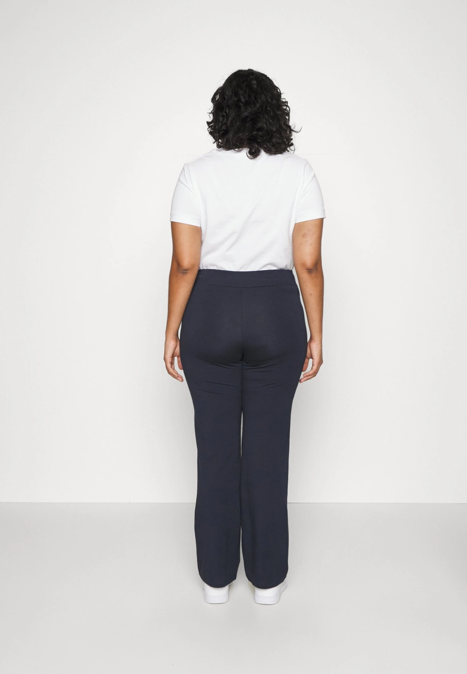 EA7 Emporio Armani Spodnie Treningowe - Navy - obrazek 3