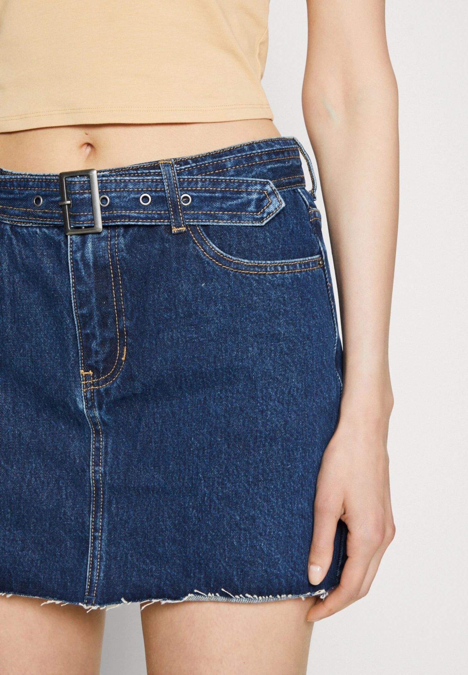 ELLE BELT SKIRT - Spódnica Jeansowa - Vintage Dark Wash - obrazek 4