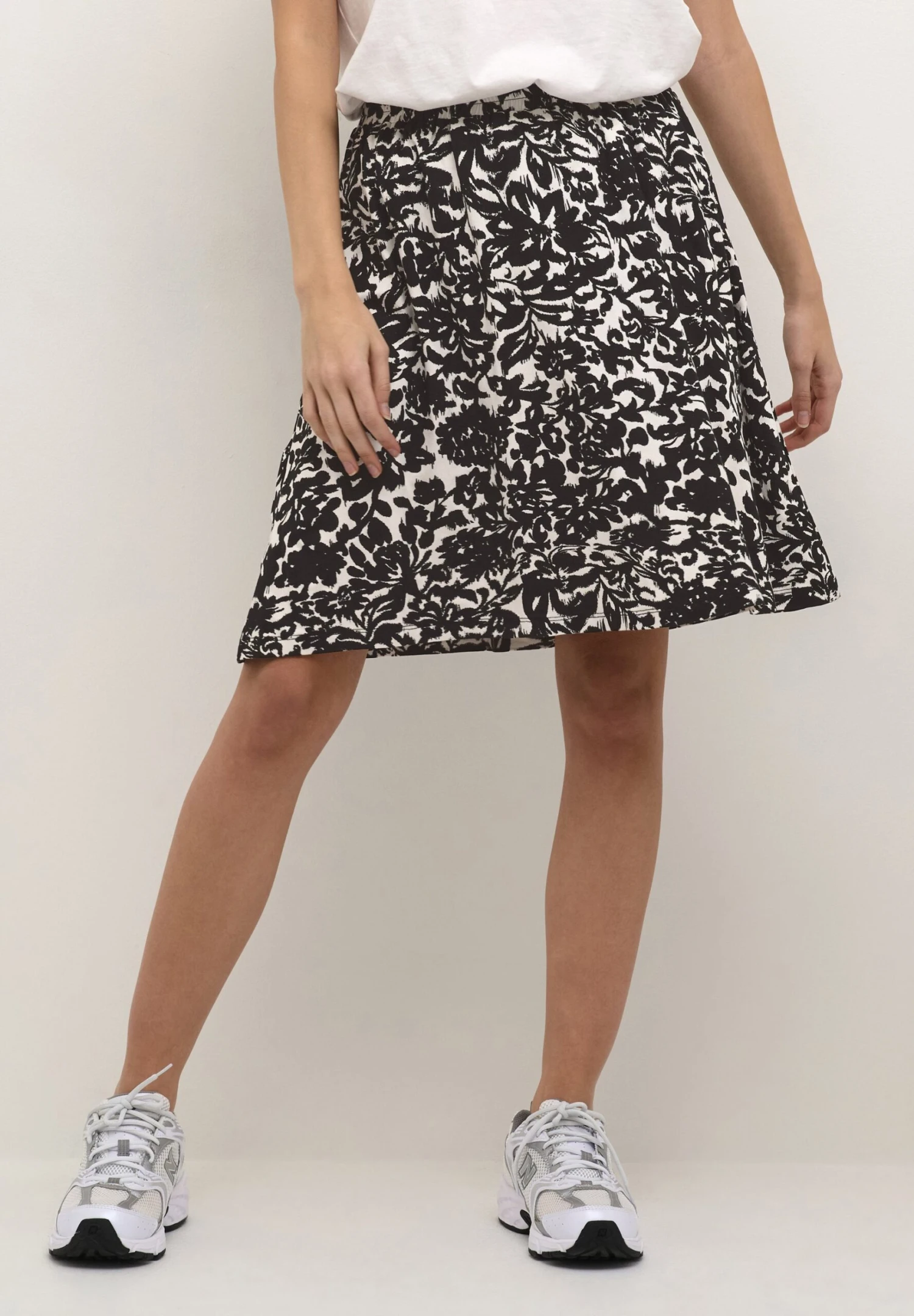 Kaffe KAINGER - Spódnica Trapezowa - Black Chalk Flower Print