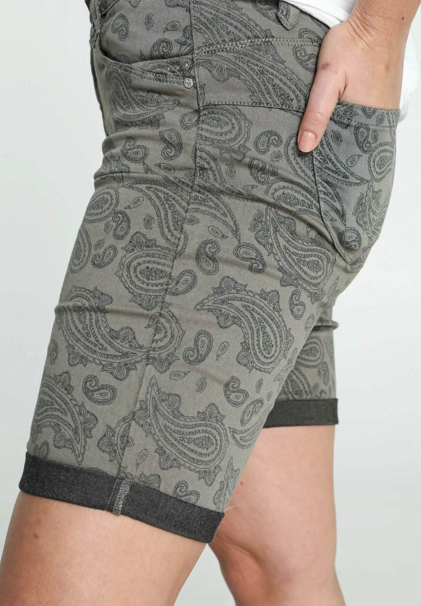 AVEC IMPRIMÉ ET POCHES - Szorty Jeansowe - Khaki - obrazek 6