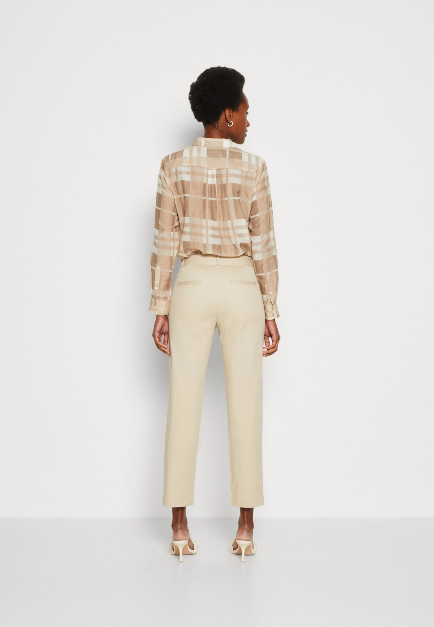 Gant SLIM - Chinosy - Dry Sand - obrazek 3