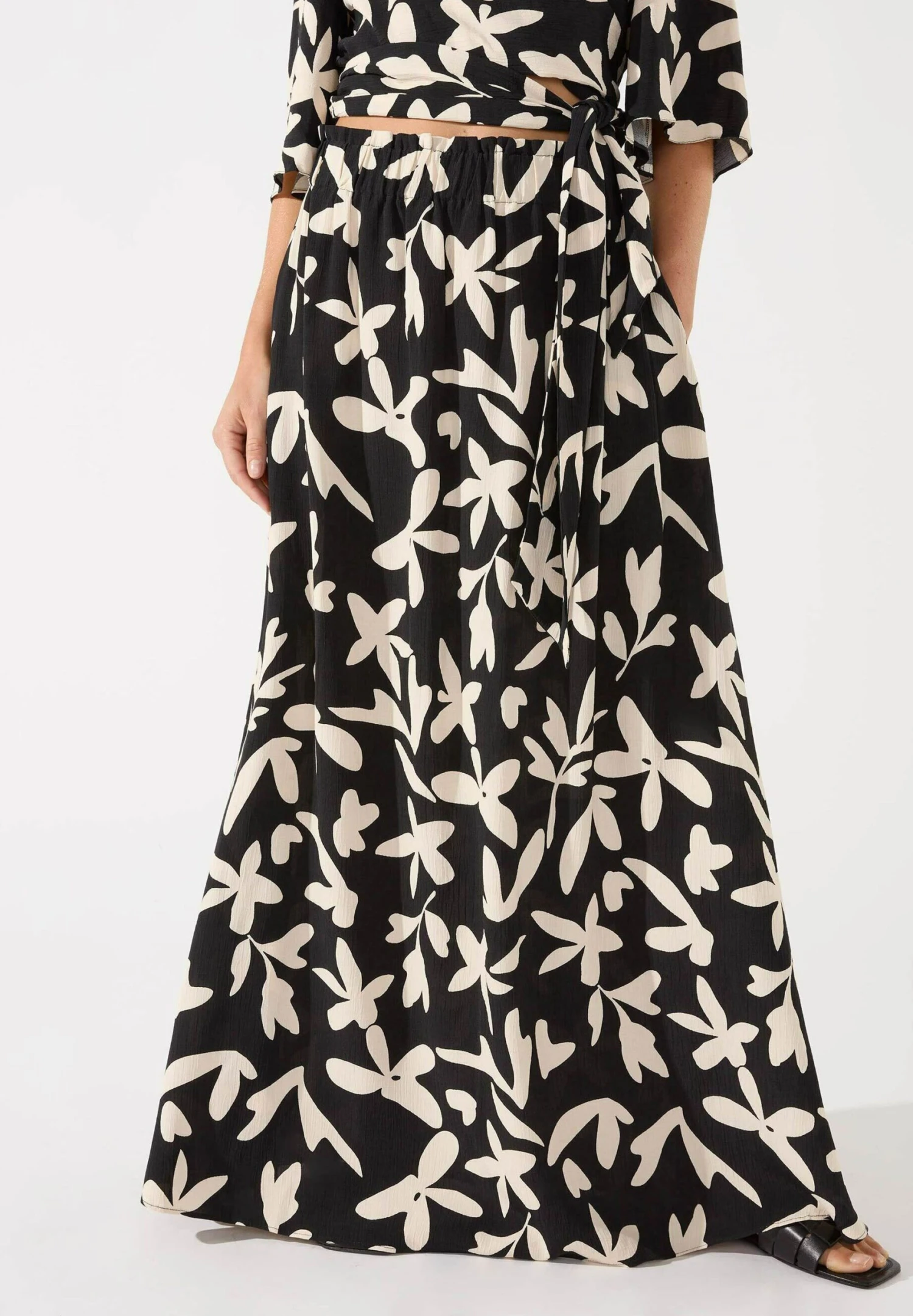 GRAPHIC LEAF PRINT - Długa Spódnica - Black