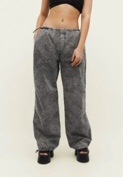 Stradivarius ACID WASH PARACHUTE - Jeansy Dzwony - Dark Grey