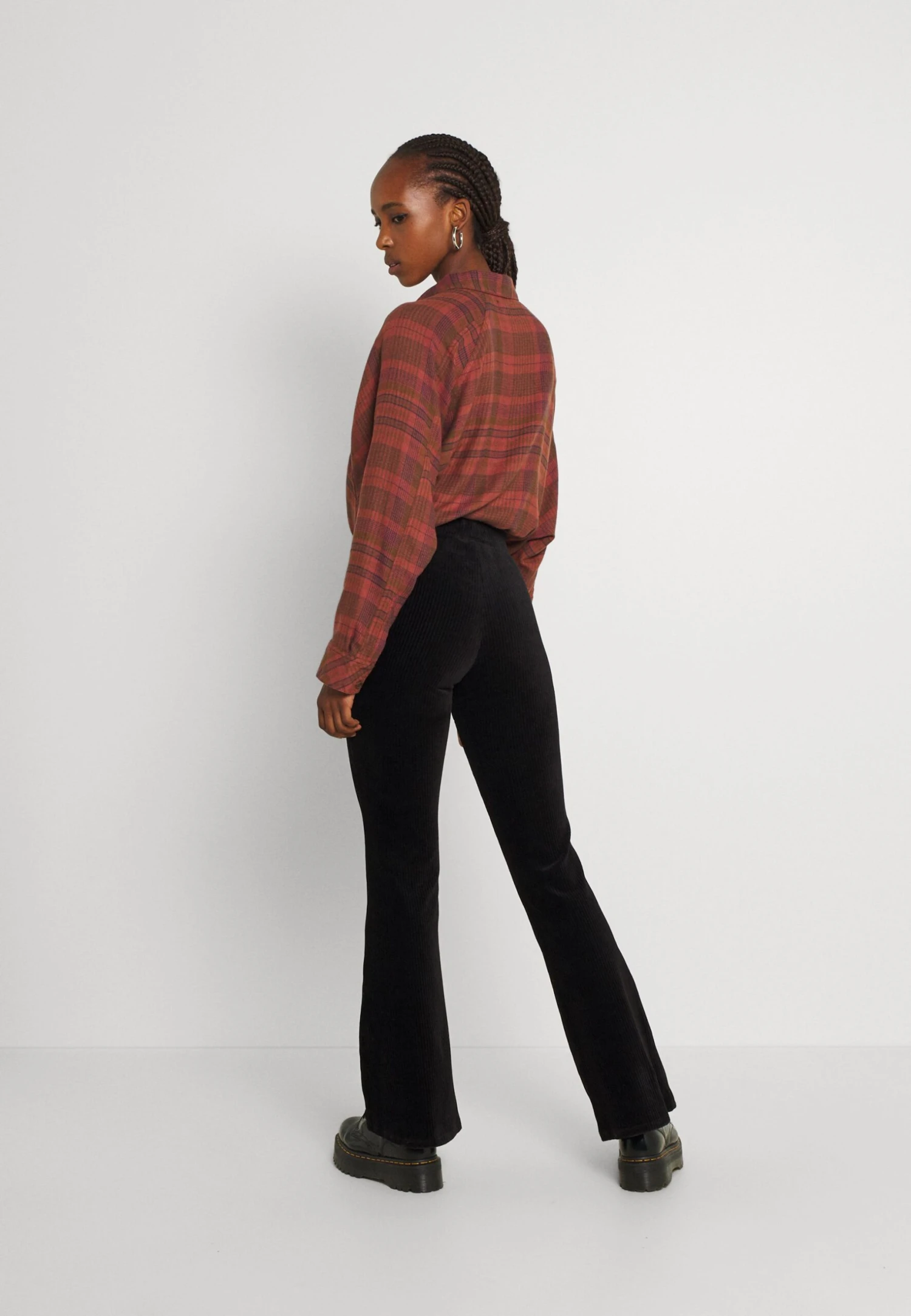 ONLY ONLFENJA LIFE FLARED PANT - Spodnie Materiałowe - Black - obrazek 3