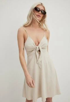 NA-KD MIT TRÄGERN UND KNOTENDETAIL VORNE - Sukienka Letnia - Beige
