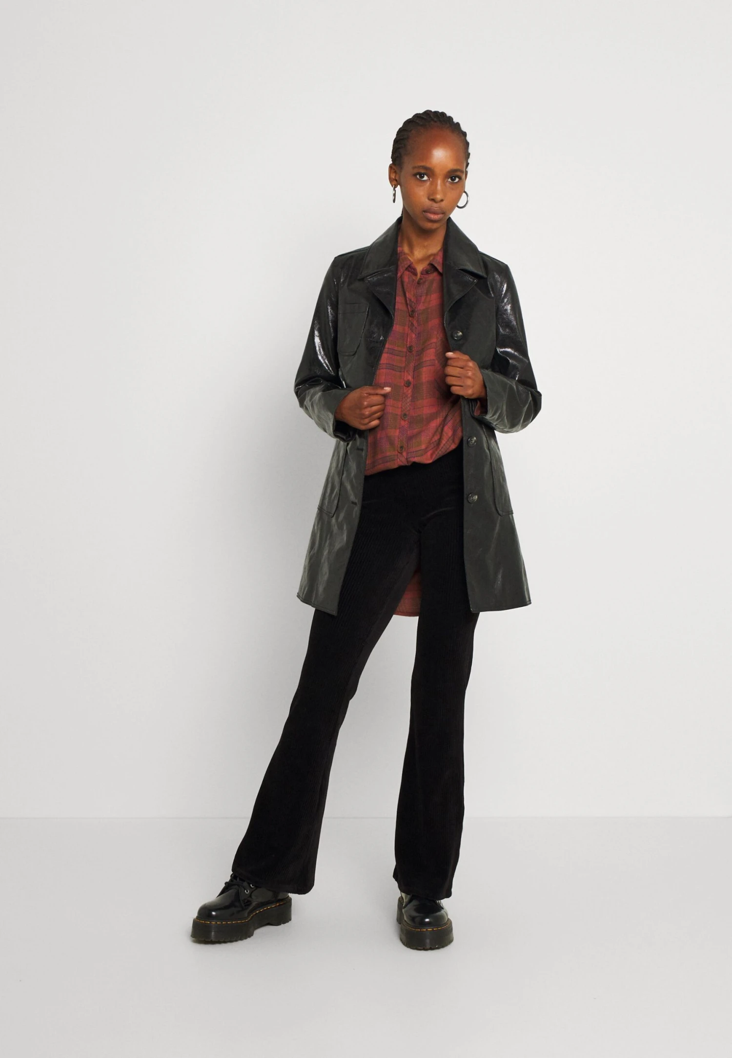 ONLY ONLFENJA LIFE FLARED PANT - Spodnie Materiałowe - Black - obrazek 2