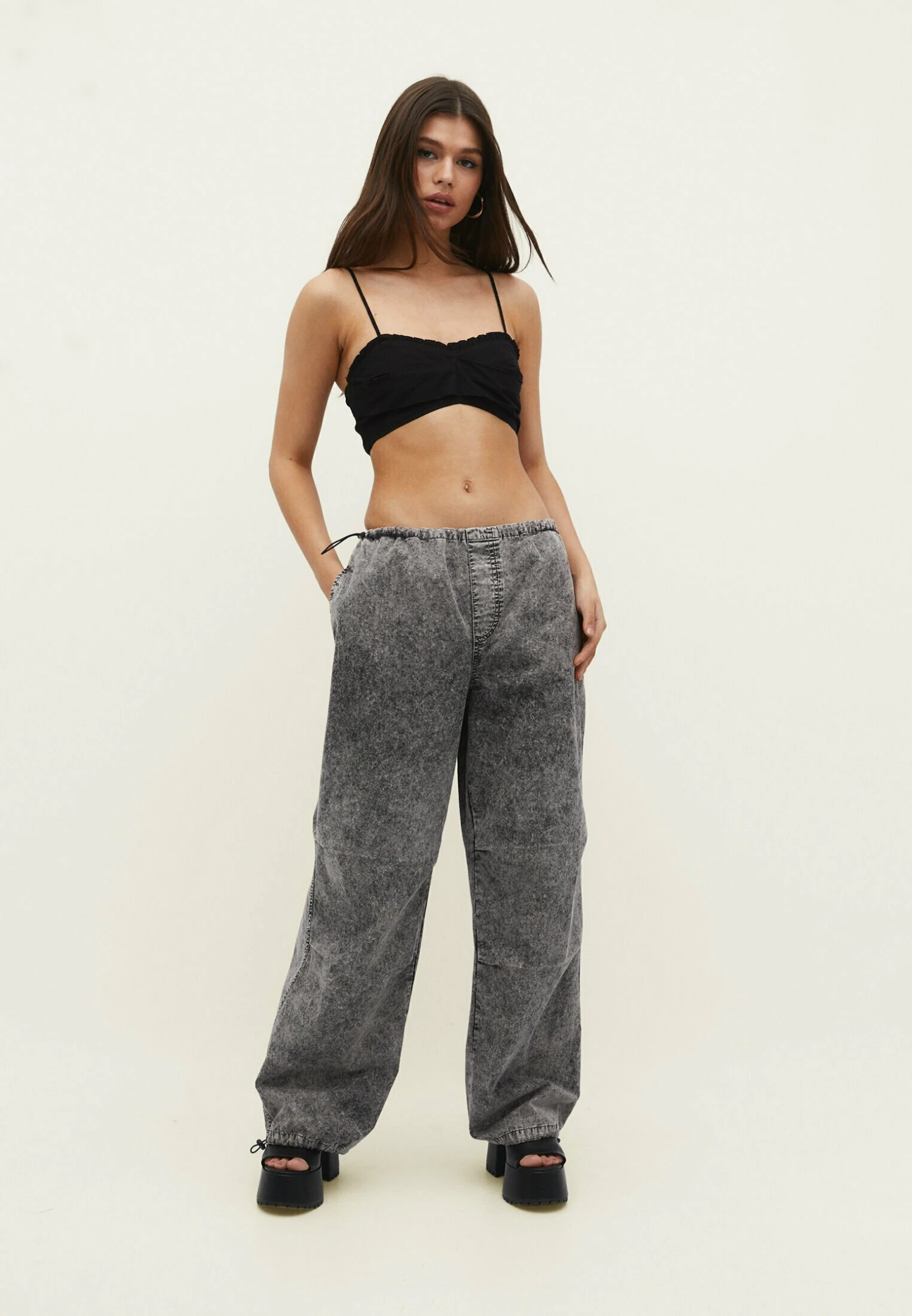 Stradivarius ACID WASH PARACHUTE - Jeansy Dzwony - Dark Grey - obrazek 2