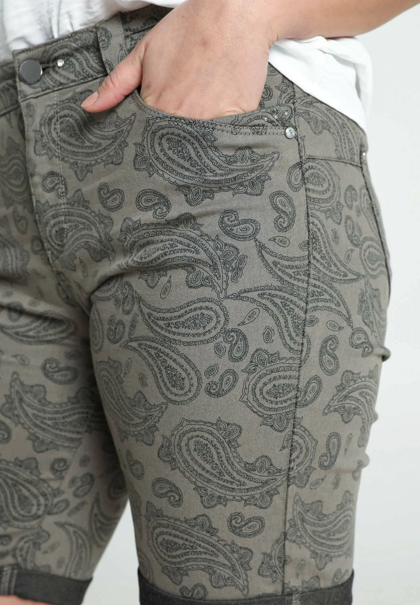 AVEC IMPRIMÉ ET POCHES - Szorty Jeansowe - Khaki - obrazek 4