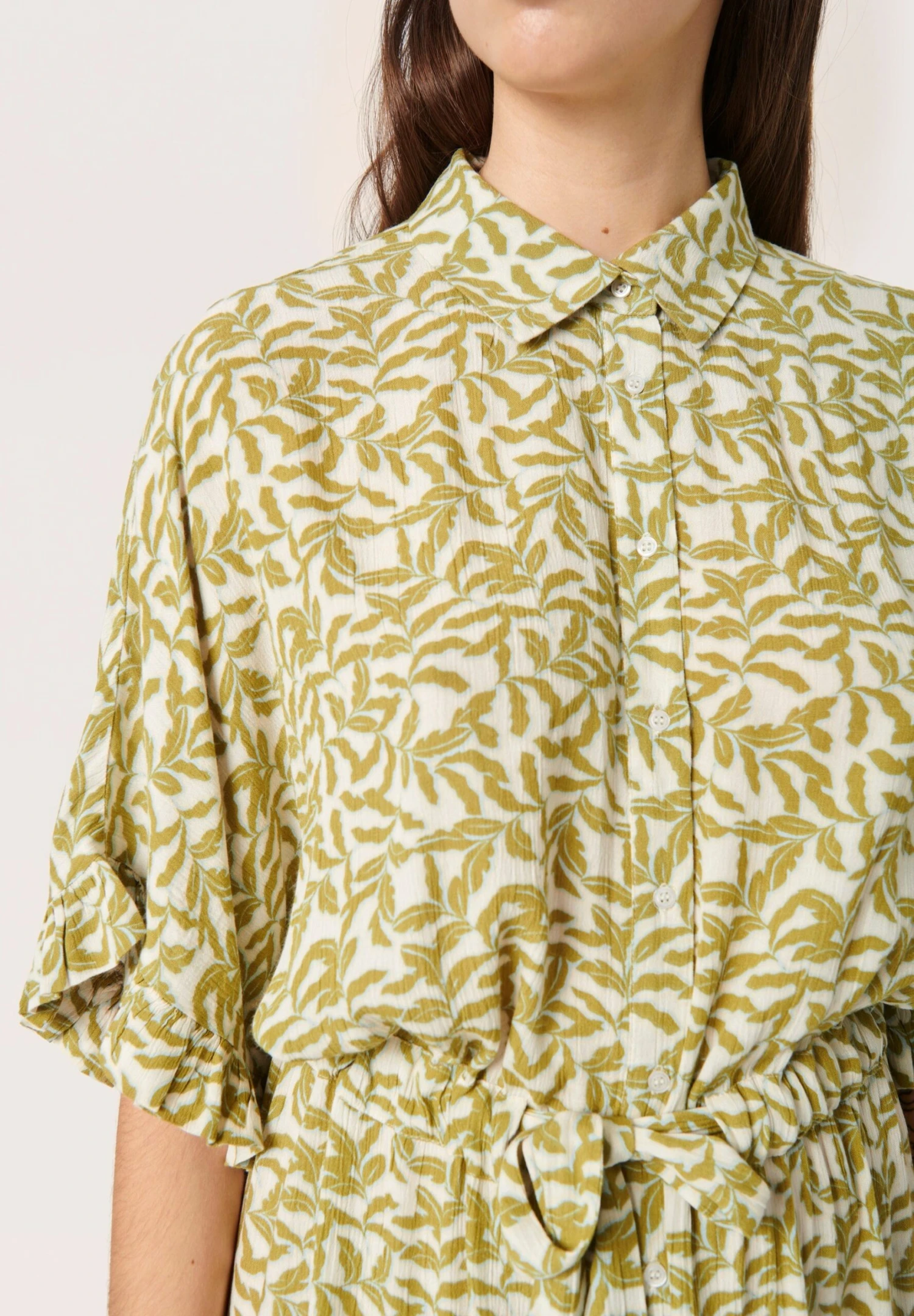 Soaked In Luxury SLZAYA SAPHIRA - Sukienka Koszulowa - Green Moss Leaf Print - obrazek 3